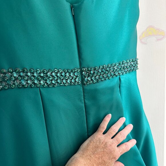 Madison James Plus Size 20 Emerald Green Long Formal High waisted gown - Picture 9 of 9